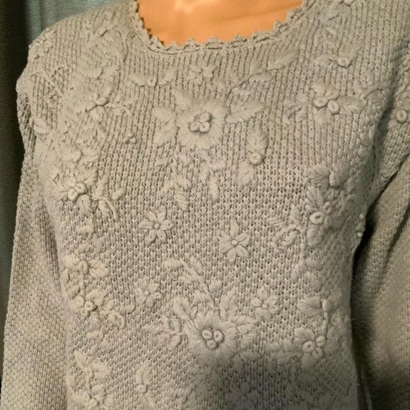 Woman’s like new sweater - Picture 3 of 4